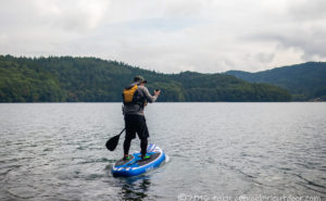 青木湖でSUPを楽しんでいるおっさん