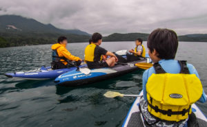 青木湖でグルキャンでSUPとカヤックを楽しむ