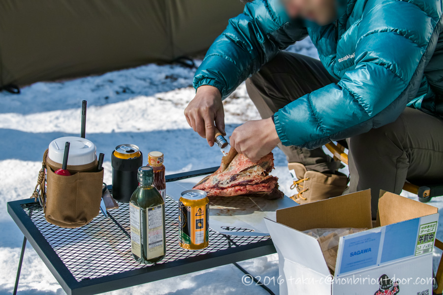 おっさん雪中キャンプのお昼はジビエのエゾシカの調理中