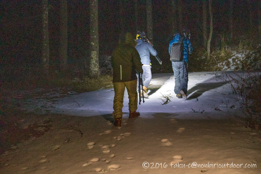 五光牧場オートキャンプ場で行われたおっさん雪中キャンプの夜の展望台への道のり