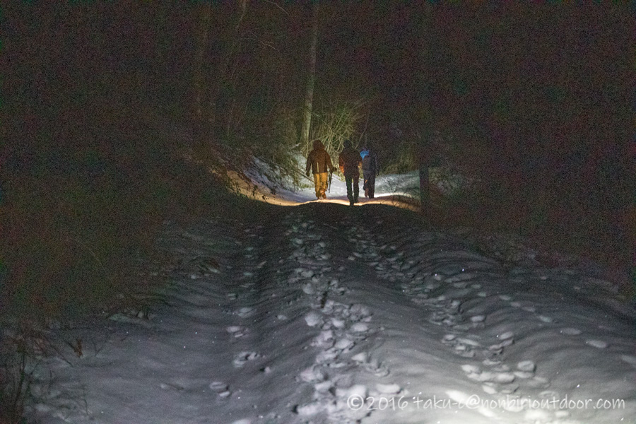 五光牧場オートキャンプ場で行われたおっさん雪中キャンプの夜の展望台への道のり