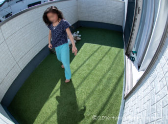 人工芝のロールをベランダに敷く