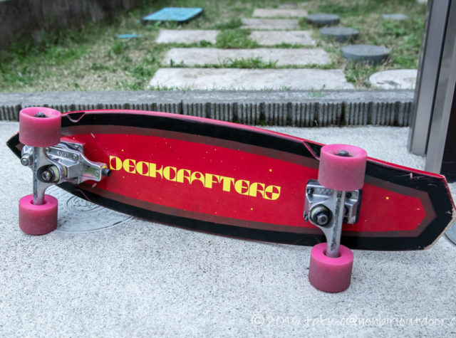 DECKCRAFTERSのクルーザーデッキにスラスター3のトラックを取り付けたサーフスケート