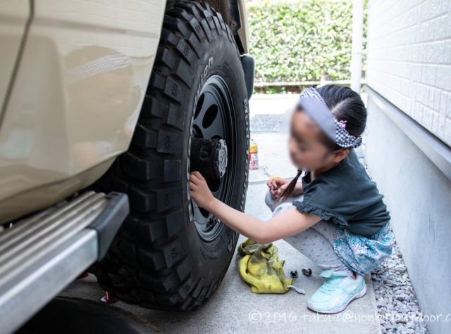 78プラドのタイヤ交換中