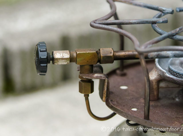 Coleman SPEED MASTER 500 の燃料バルブナットを緩める