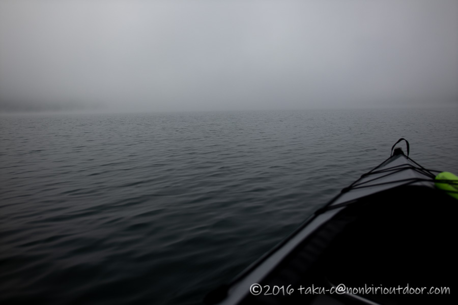 青木湖の霧の早朝カヤック