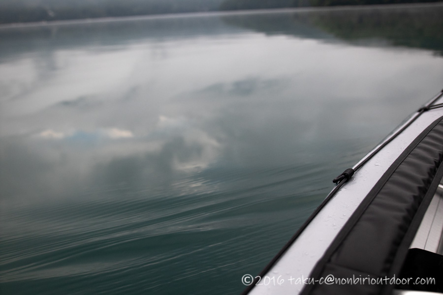 青木湖の霧の早朝カヤック