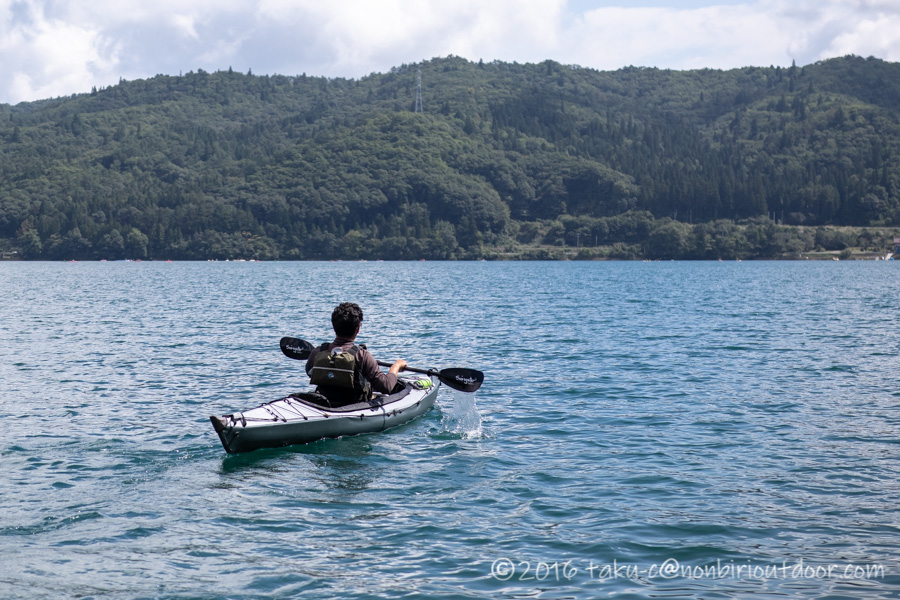へりさんが青木湖でフジタカヌーアルピナ2を漕ぐ