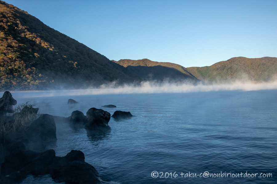 霧の出ている朝の本栖湖