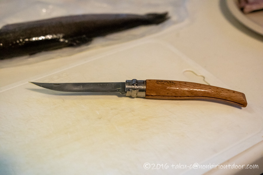 管理釣り場で釣ったニジマスを3枚におろすのに使ったオピネルのフィレナイフ