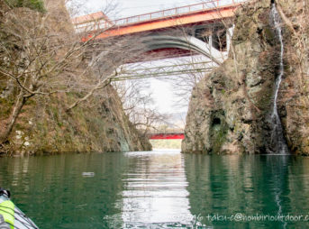 湯島オートキャンプ場からカヤックで赤谷湖へ向かう