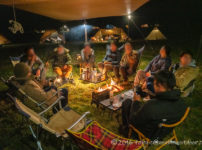 富士山YMCAで行われたナチュログ写真部合同合宿の焚火で宴会